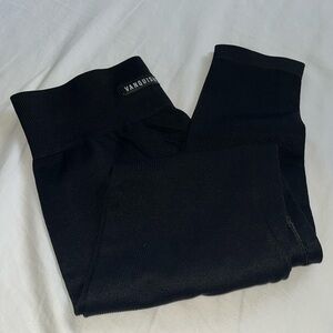 VANQUISH FITNESS Essential Leggings in BLACK